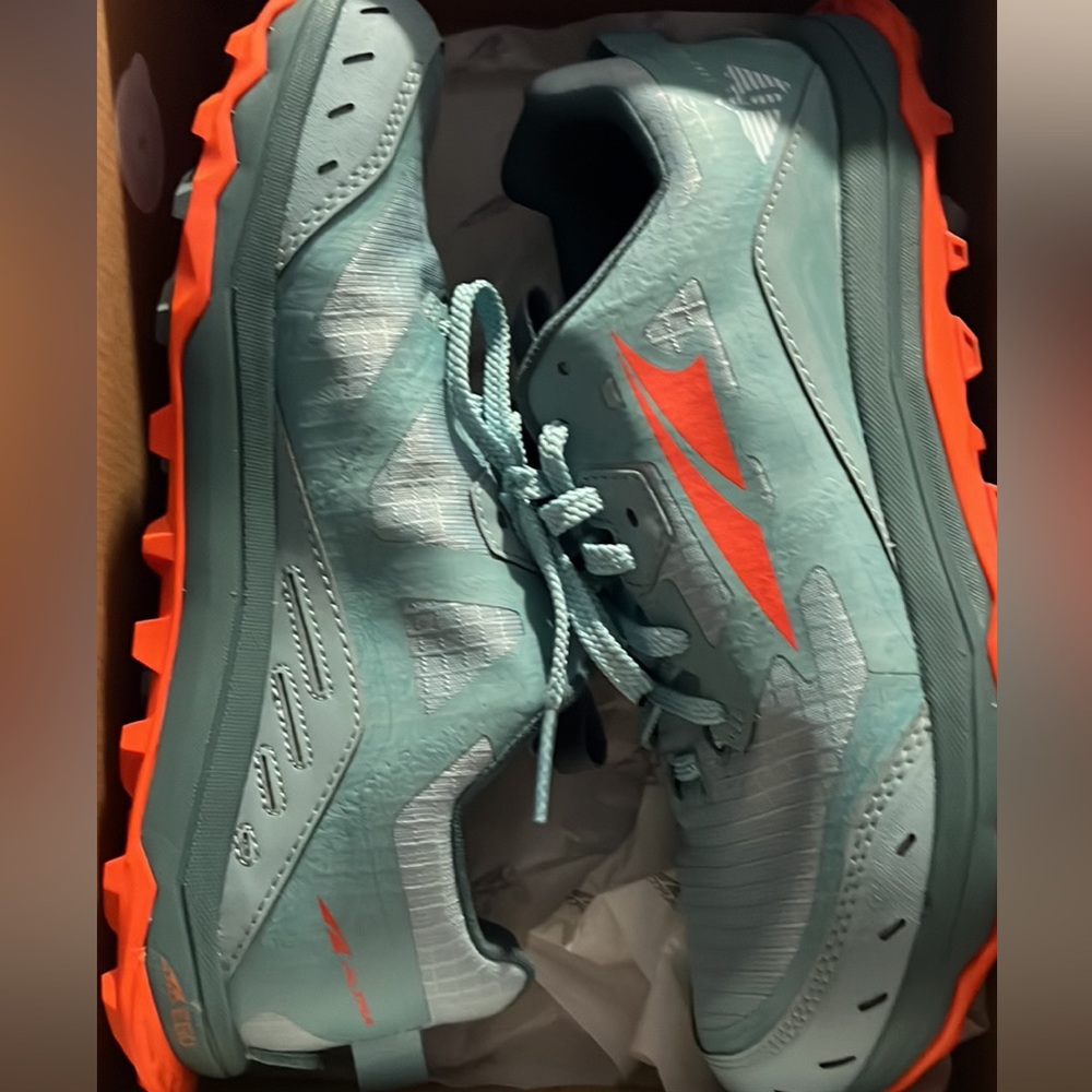 *NEW* Altra Lone Peak 6 - Womens Size 8